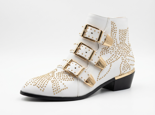 Santiag basse blanc Cuir Femme - Clous dorés et boucles modernes - three_quarter_view