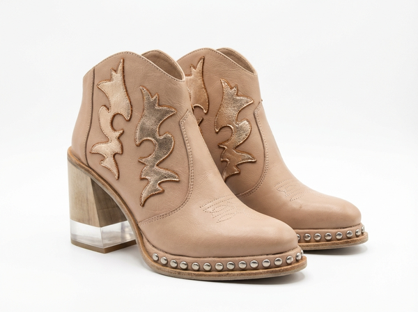 Santiag basse beige Simili Cuir Femme - Broderies florales et clous métalliques - three_quarter_view