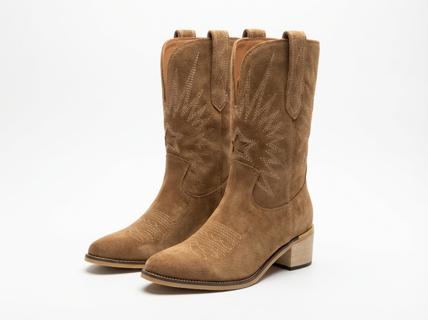 Santiag mi-haute marron clair PU Femme - Broderies western et texture daim élégante - three_quarter_view