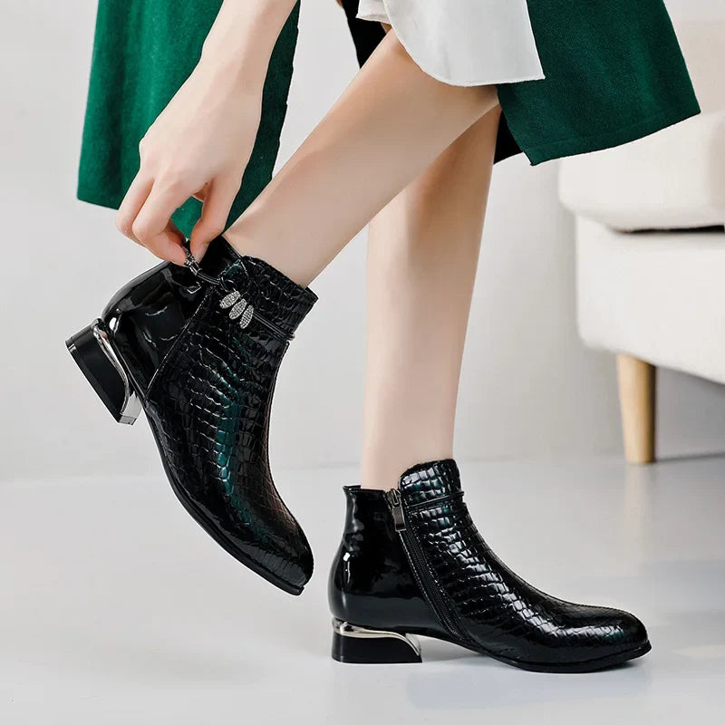 Bottine à talon noir Cuir Femme - Santiags à texture crocodile et nœud 6