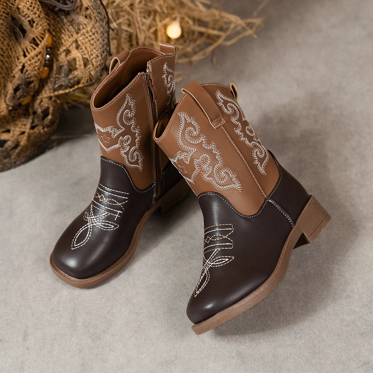 Santiag mi-haute marron foncé Simili Cuir Fille - Broderies western blanches sur fond marron 4
