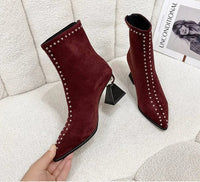 Santiag mi-haute rouge Daim Synthétique Femme - Talon incliné et clous dorés audacieux 3