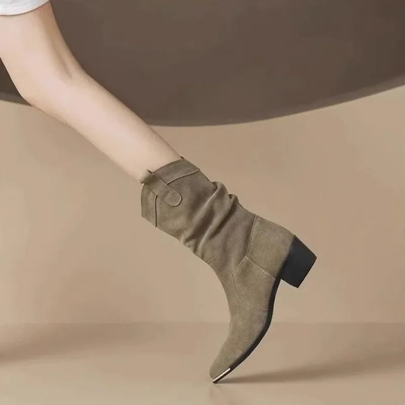 Santiag mi-haute beige Daim Synthétique Femme - Embout métallique moderne et plis subtils 3