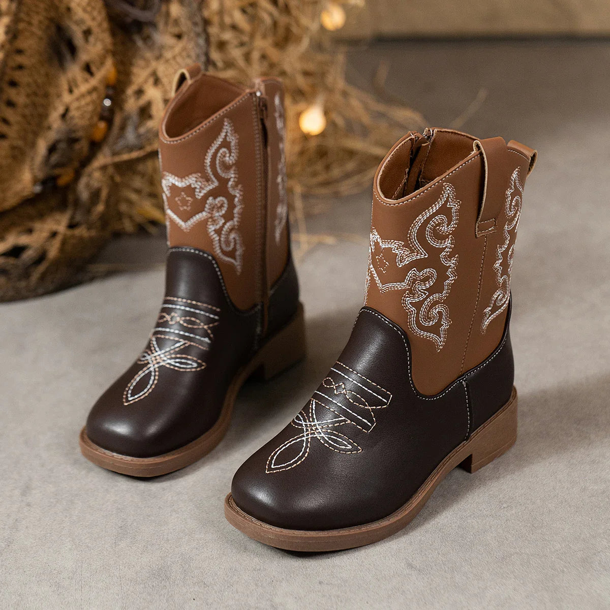 Santiag mi-haute marron foncé Simili Cuir Fille - Broderies western blanches sur fond marron 2