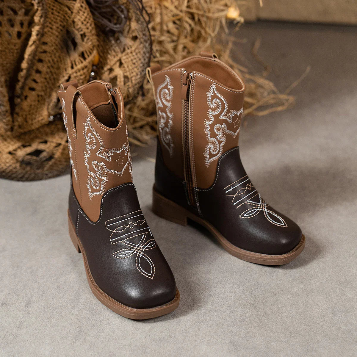 Santiag mi-haute marron foncé Simili Cuir Fille - Broderies western blanches sur fond marron 5