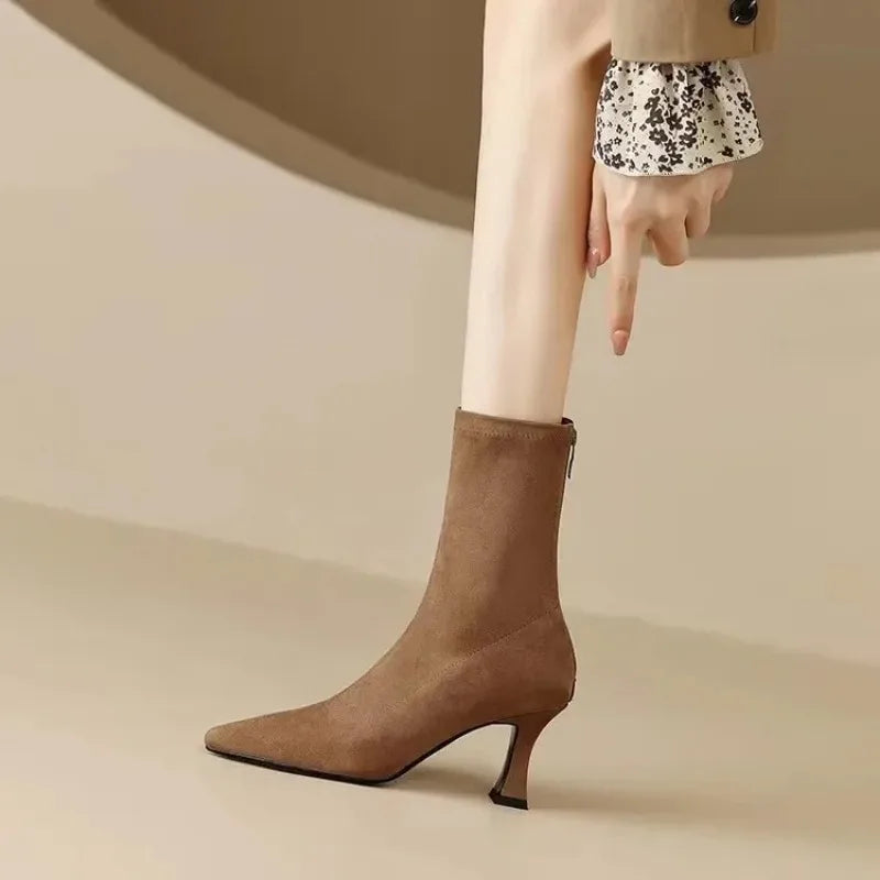 Bottine à talon marron Daim Femme - Élégance chic en style western moderne 4