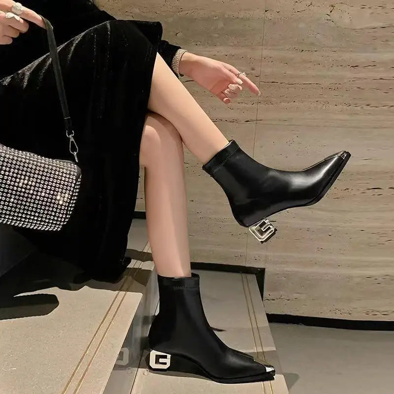 Bottine à talon noir Simili Cuir Femme - Talon géométrique métallique moderne et chic 5