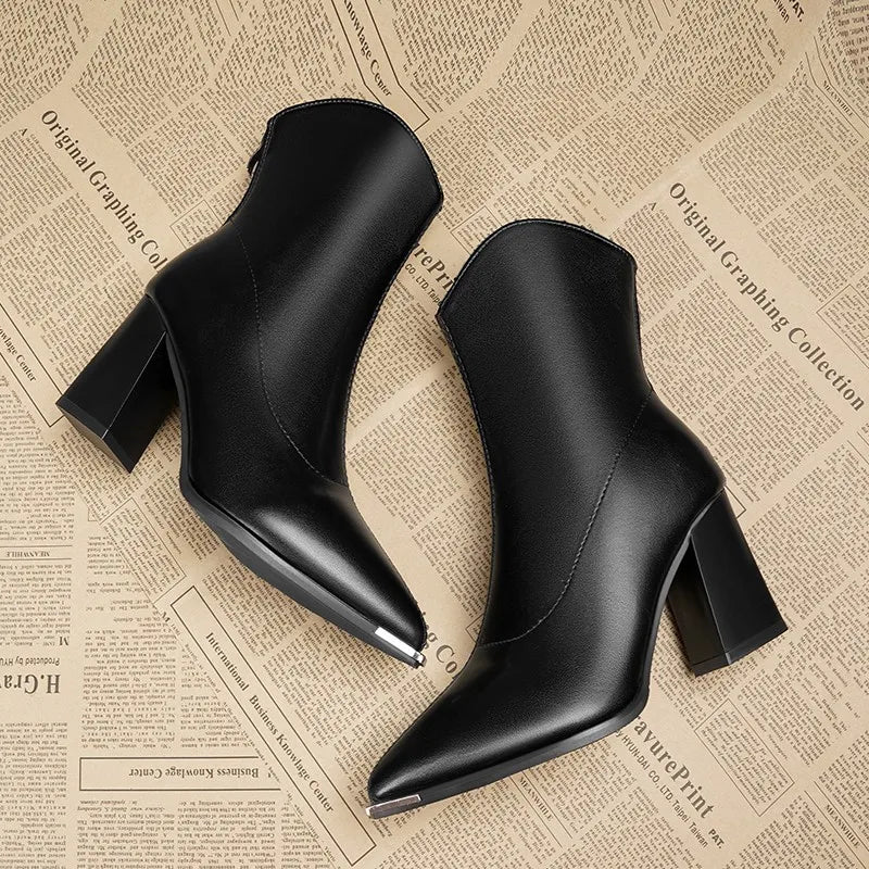 Bottine haute noir Cuir Femme - Bout pointu avec ornement métallique argenté 4