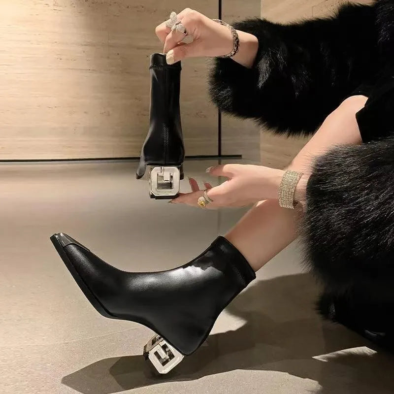 Bottine à talon noir Simili Cuir Femme - Talon géométrique métallique moderne et chic 4