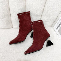 Santiag mi-haute rouge Daim Synthétique Femme - Talon incliné et clous dorés audacieux 4