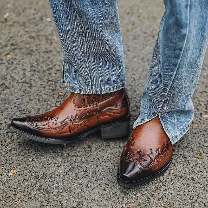 Santiags marron brodées portées avec un jean
