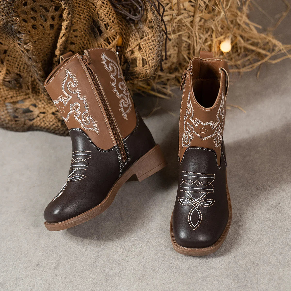 Santiag mi-haute marron foncé Simili Cuir Fille - Broderies western blanches sur fond marron 3