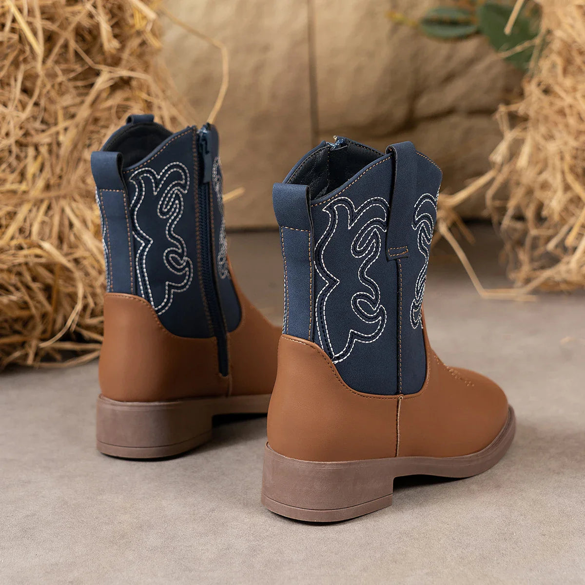 Santiag mi-haute marron Cuir Fille - Broderies blanches sur fond bleu élégant 6