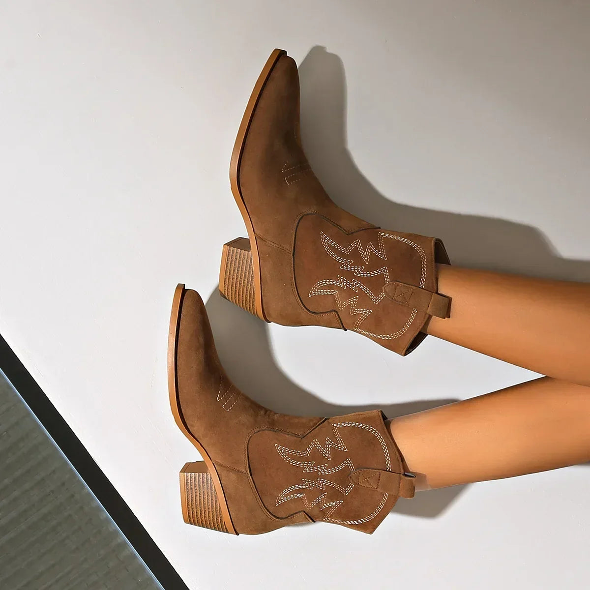 Santiag mi-haute marron clair Femme - Broderies western, bout pointu distinctif 4