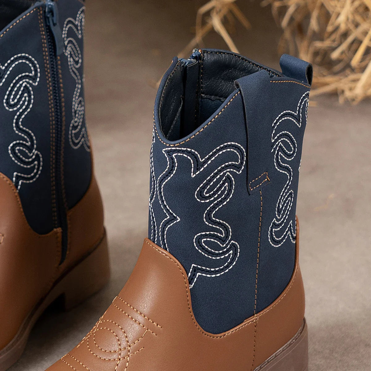 Santiag mi-haute marron Cuir Fille - Broderies blanches sur fond bleu élégant 8