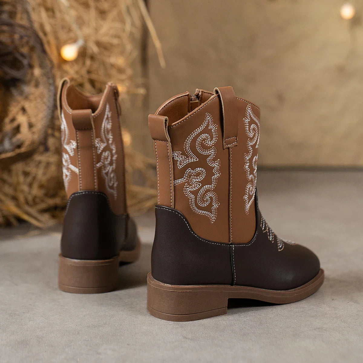 Santiag mi-haute marron foncé Simili Cuir Fille - Broderies western blanches sur fond marron 6