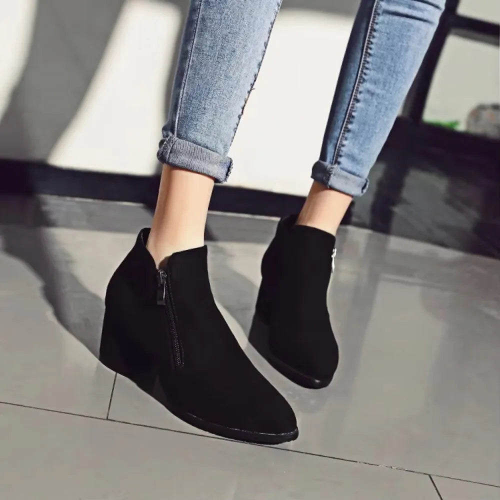 Bottine à talon noir Daim Synthétique Femme - Santiags noires au style minimaliste chic 2