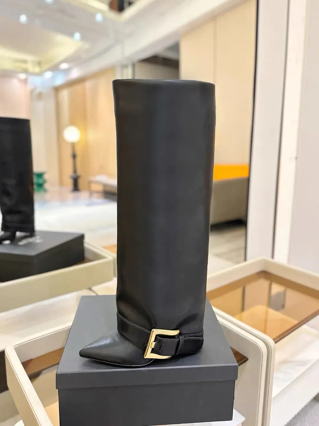 Botte haute noir Synthétique Femme - Boucle dorée pour élégance moderne 2