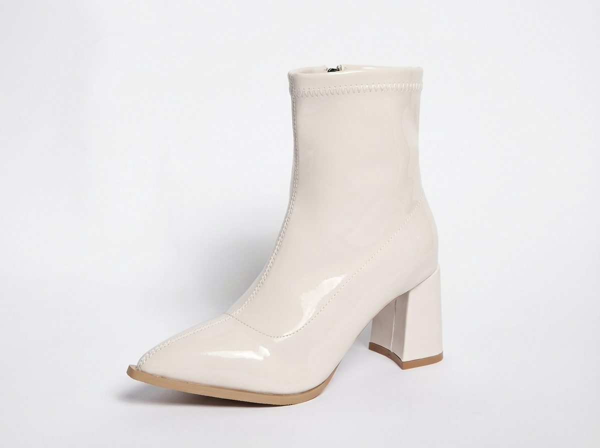 Bottine à talon blanc Synthétique Femme - Santiags blanches vernis chic et modernes 5