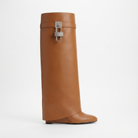 Botte haute camel Cuir Femme - Design épuré avec cadenas chic 2