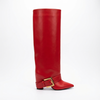 Santiag haute rouge Simili Cuir Femme - Boucles dorées et silhouette élégante 1