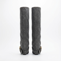 Santiag haute gris Synthétique Femme - Élégance moderne avec boucle dorée 3