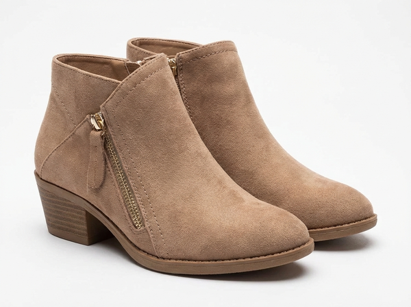 Santiag basse beige Daim Femme - Élégance minimaliste avec fermeture éclair pratique - three_quarter_view