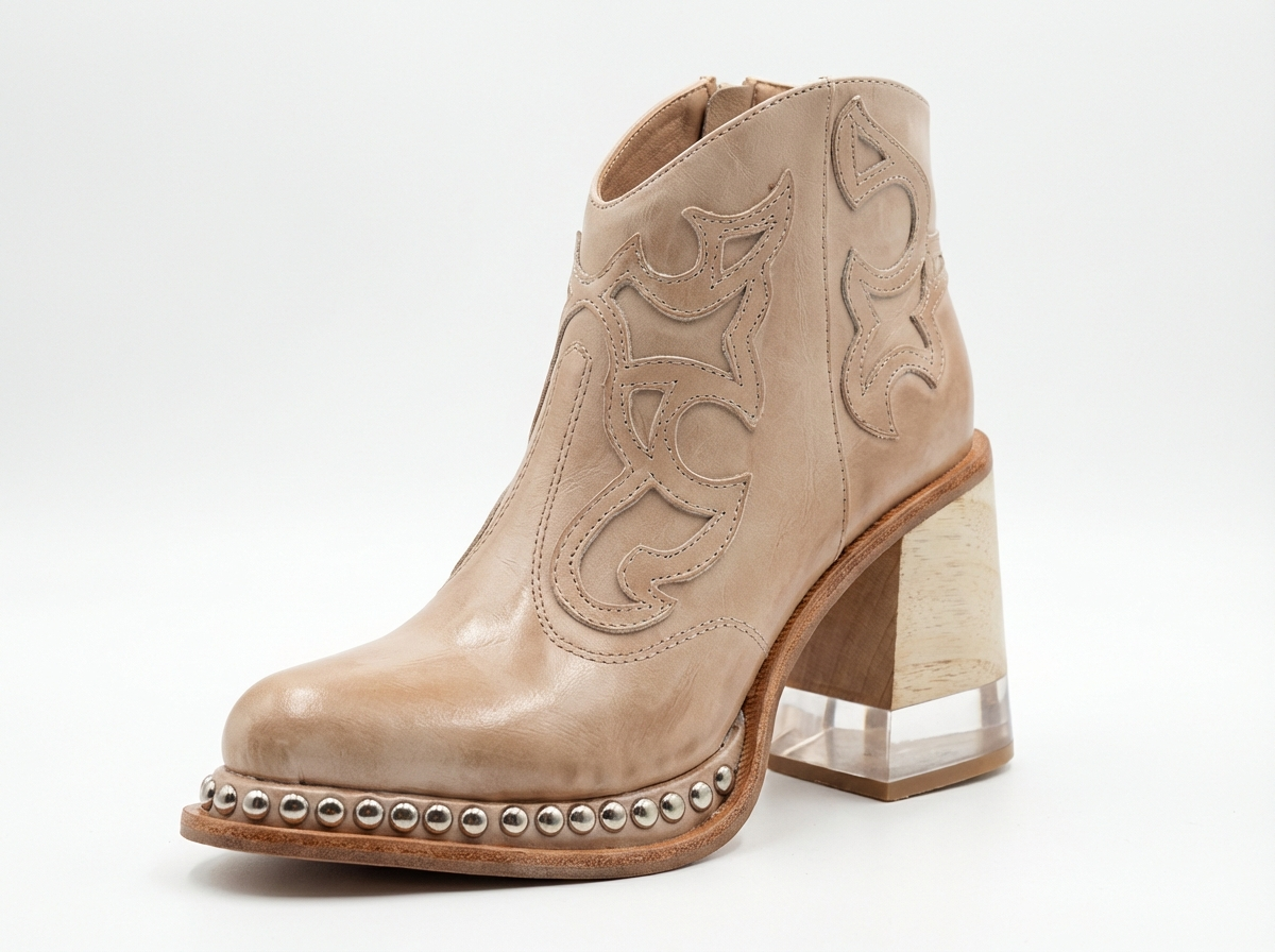 Santiag basse beige Simili Cuir Femme - Talon épais moderne et clous métalliques