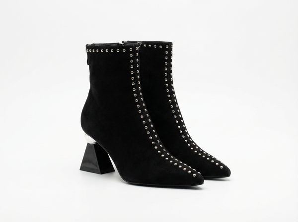 Bottine à talon noir Daim Synthétique Femme - Bottines noires pointues cloutées audacieuses - three_quarter_view