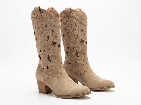 Santiag haute beige Simili Cuir Femme - Broderie western et petits clous. - three_quarter_view